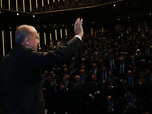 Erdoğan minaccia di epurare anche i sindaci dell'opposizione