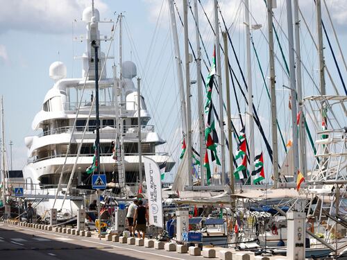 Flotilla sconfitta dal meteo: la nave ritorna in porto. Israele: "Come i terroristi"