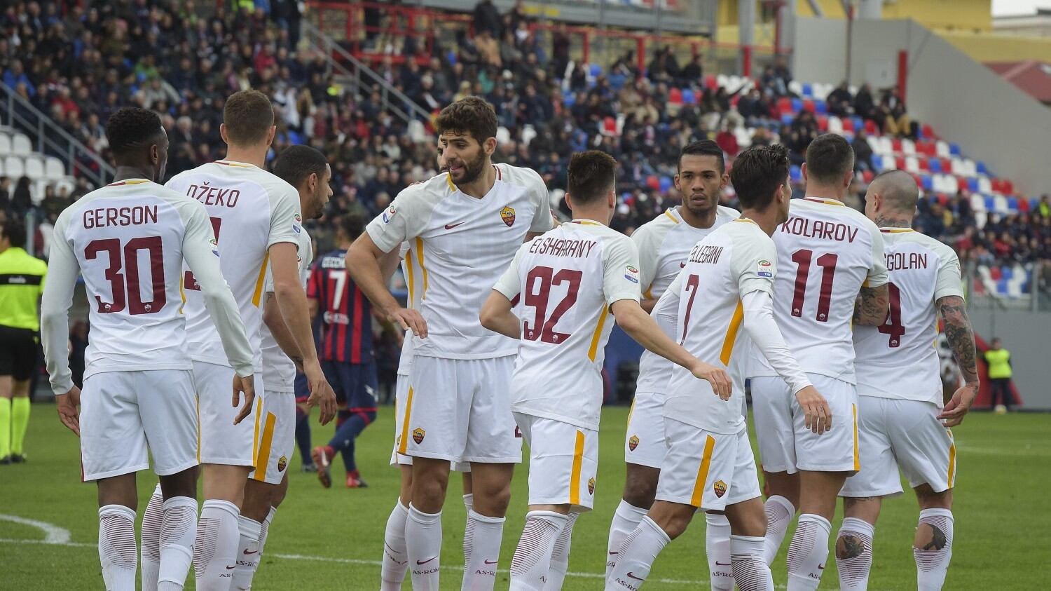 Serie A, la Roma vince a Crotone. L'Atalanta ne fa 5 al Verona. Ok la Fiorentina