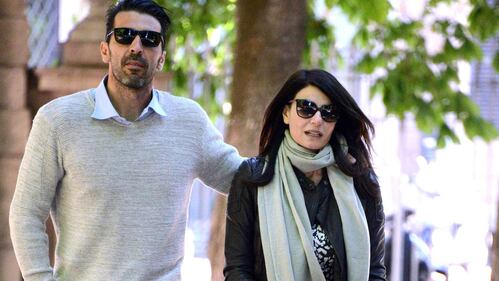 Ilaria D'Amico e Gigi Buffon, passione in piscina e pancino sospetto 26