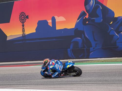 Motogp, Austin: Rins vince davanti a Valentino Rossi. Marquez cade e si ritira