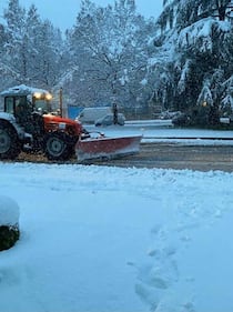 Neve, disagi a Sesto. Il sindaco Di Stefano in strada a spalare 12