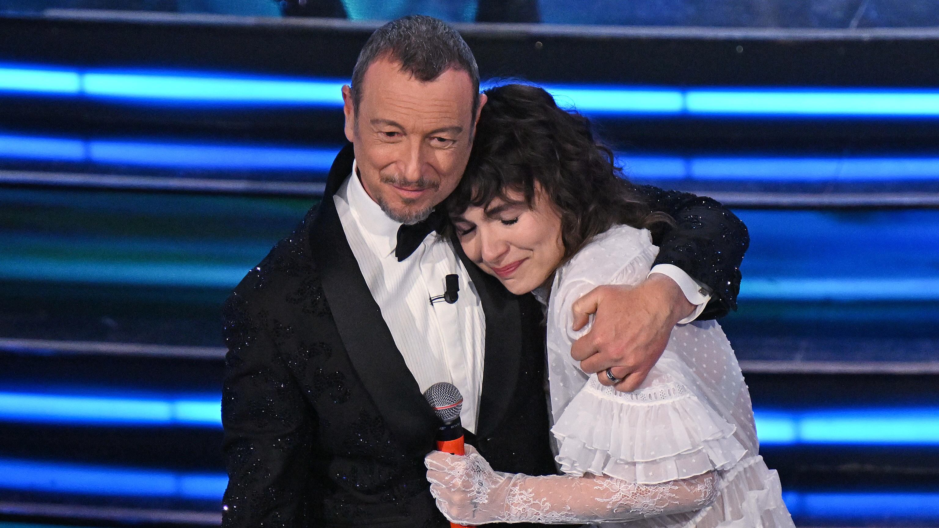 "È stato molto difficile". Madame si commuove e abbraccia Amadeus: cosa è successo