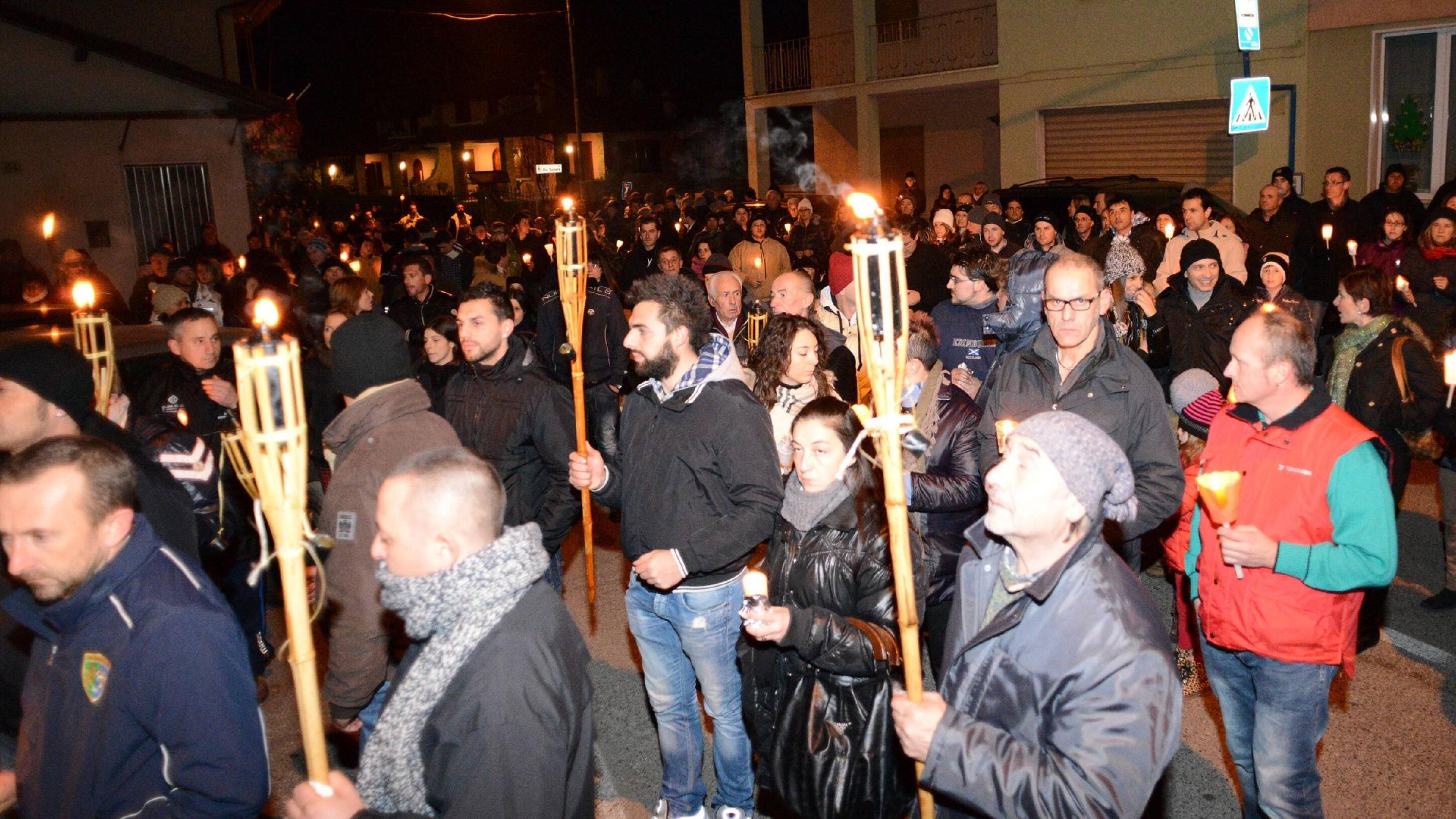 Fiaccolata per il giustiziere E ora il paese vuole le ronde