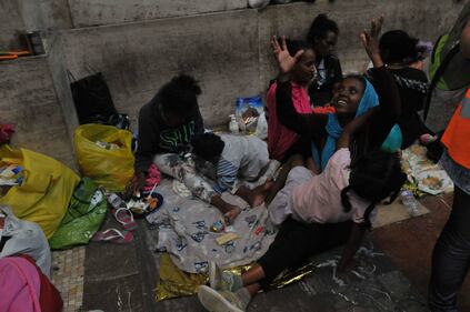 I clandestini bivaccano e mangiano per terra 18