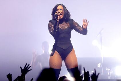 Demi Lovato hot in calze a rete 21