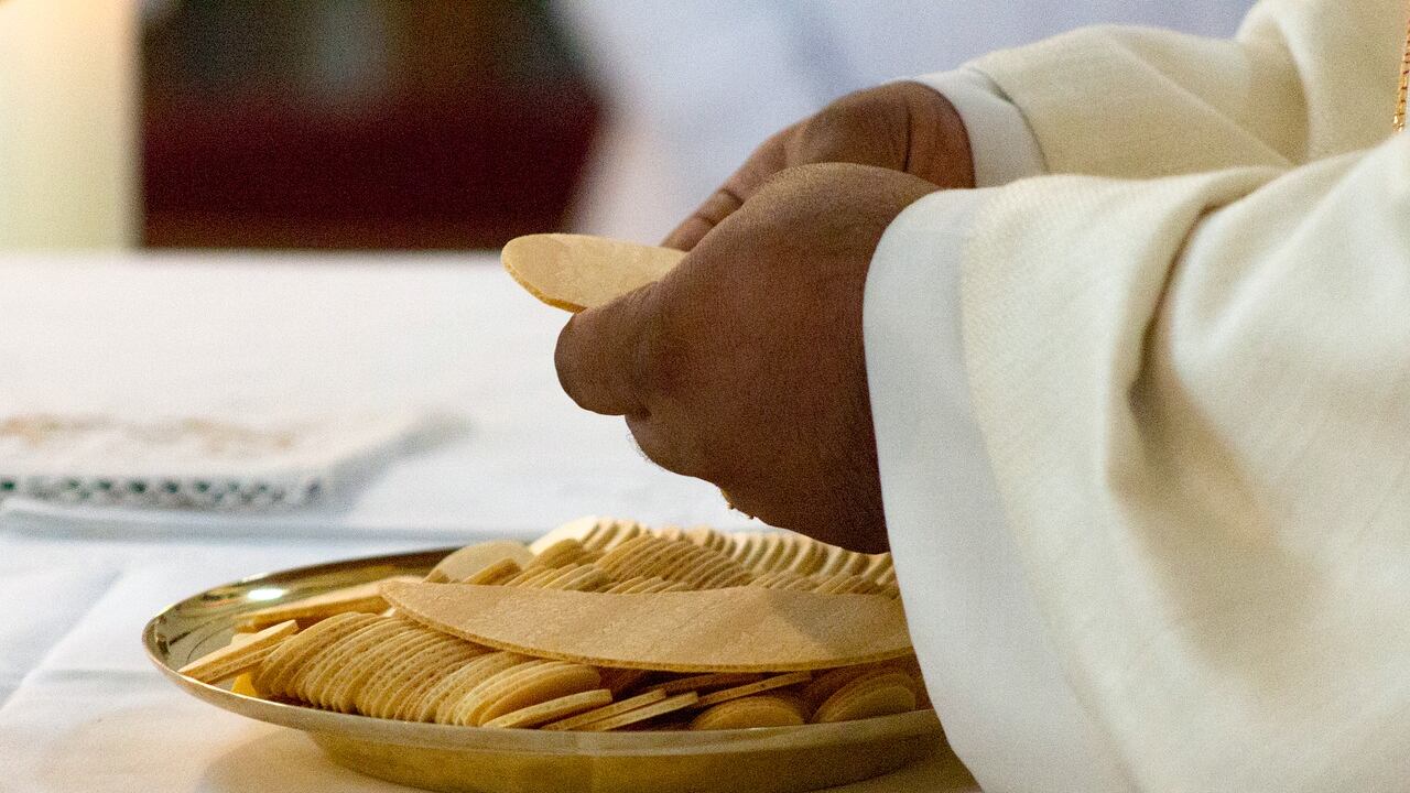 "Vaccinati i sacerdoti prima dei pazienti fragili". Scoppia la bufera in Puglia