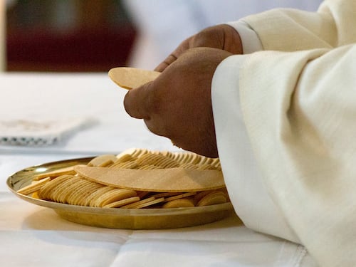 "Vaccinati i sacerdoti prima dei pazienti fragili". Scoppia la bufera in Puglia