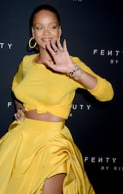Rihanna bellissima in giallo per il lancio della sua linea Fenty Beauty 3