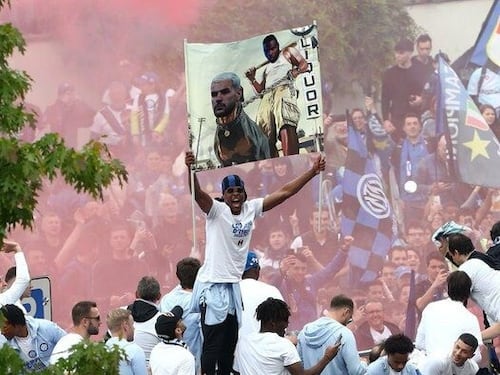 "Theo al guinzaglio". Dumfries e lo striscione (durante la parata) che fa discutere