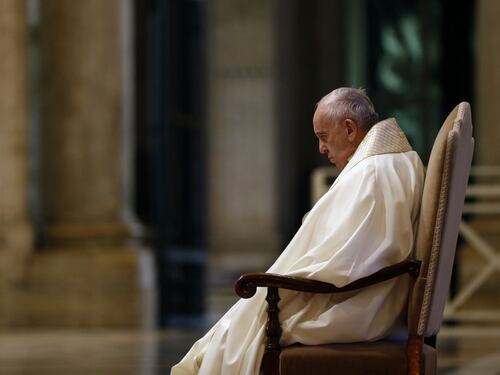 Il Papa e la messa deserta. "Ora guardate ai veri eroi"