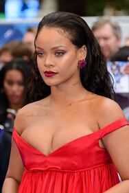 Rihanna, sexy scollatura sul red carpet 5