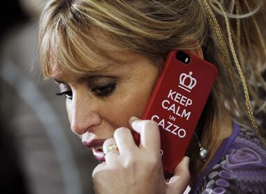 "Keep calm un c..." La Mussolini sfoggia una cover singolare 5
