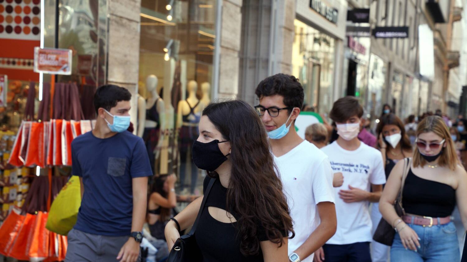 Virus, nel Regno Unito si fanno beffe di noi: ma sprofondano sotto il Covid-19