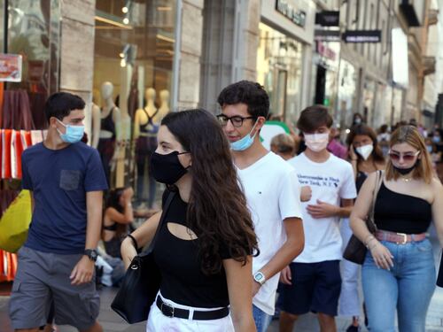 Virus, nel Regno Unito si fanno beffe di noi: ma sprofondano sotto il Covid-19