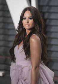 Demi Lovato hot in calze a rete 8