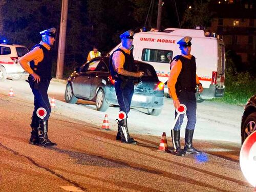 Colpito in auto con tre colpi di pistola: omicidio di camorra a Miano