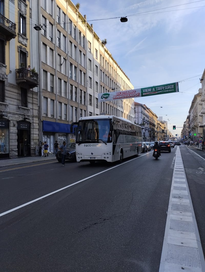 Corso Buenos Aires traffico bloccato per guasto pullman 4