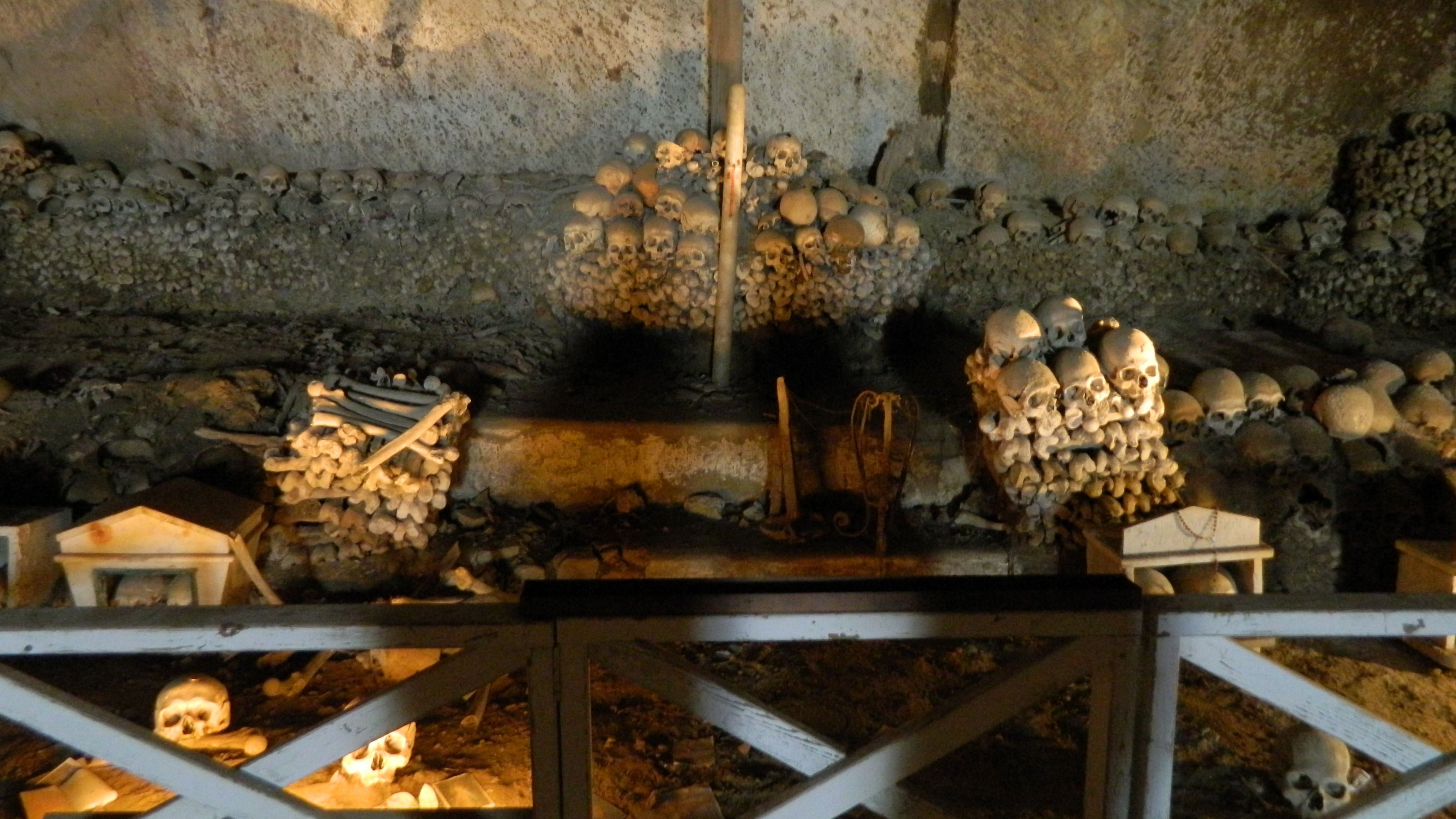 Napoli, i misteri del cimitero delle Fontanelle
