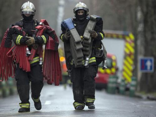Fiamme al campo rom, pompieri aggrediti: in cinque all'ospedale