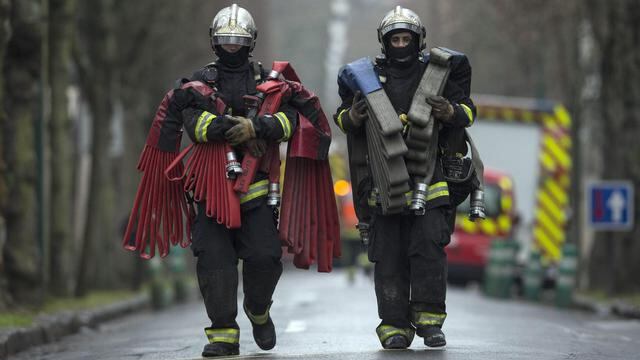 Fiamme al campo rom, pompieri aggrediti: in cinque all'ospedale