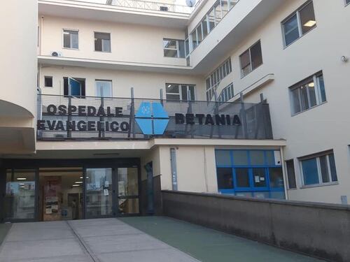 Stanca di aspettare scatena il caos nell’ospedale Villa Betania