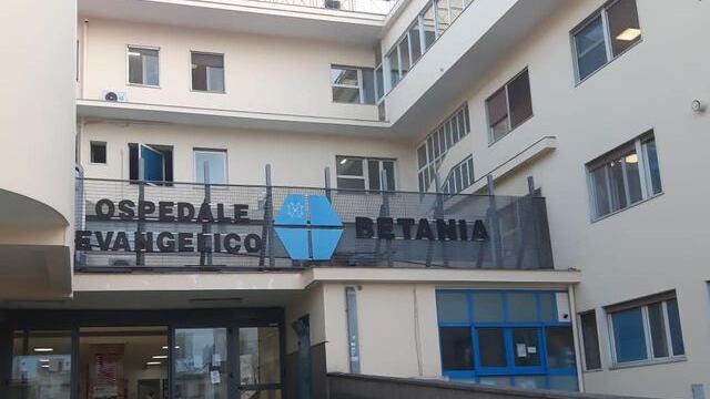 Stanca di aspettare scatena il caos nell’ospedale Villa Betania