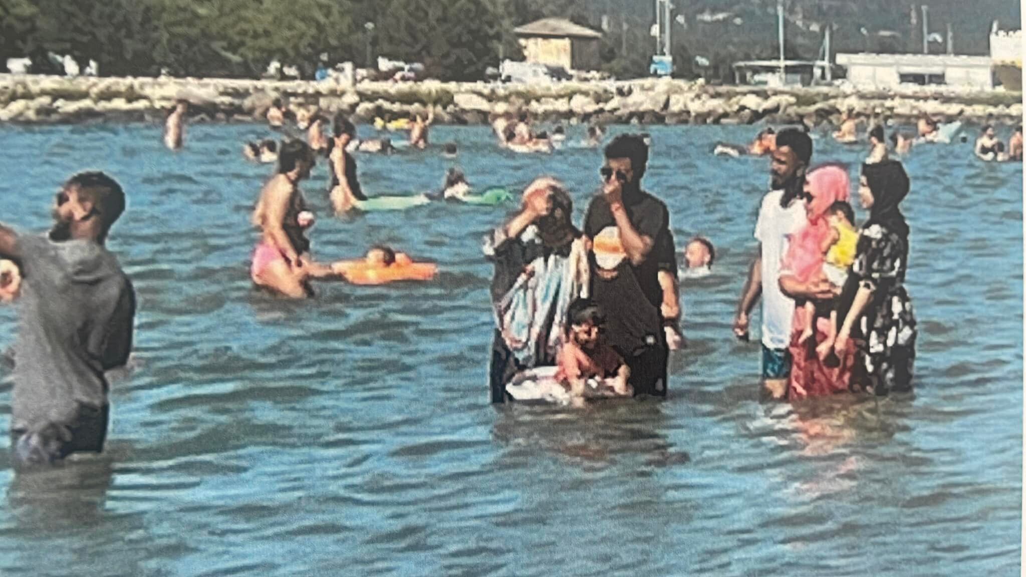 "Fanno l'aperitivo, poi...". E il sindaco anti burqa demolisce così i radical chic