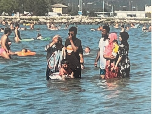 "Fanno l'aperitivo, poi...". E il sindaco anti burqa demolisce così i radical chic