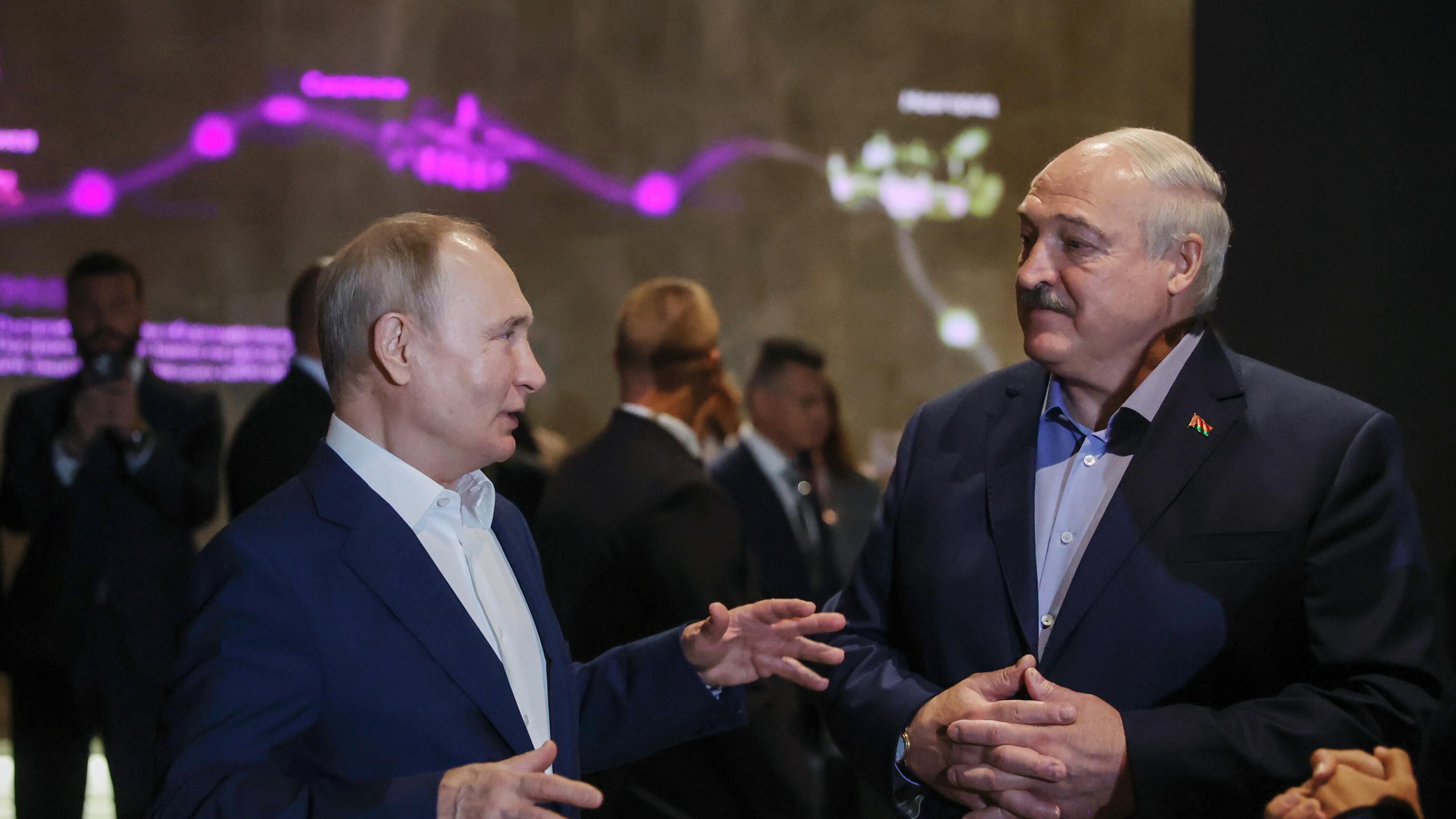 Lukashenko abbraccia Putin. "I Wagner vogliono Varsavia". Lo Zar: "Controffensiva flop"