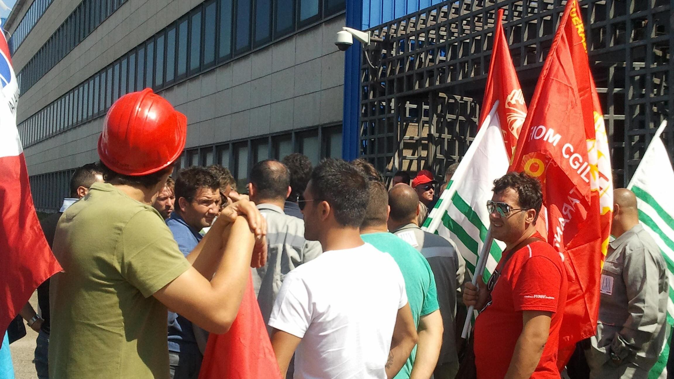 I pm chiudono l'Ilva di Taranto e gli operai bloccano la città