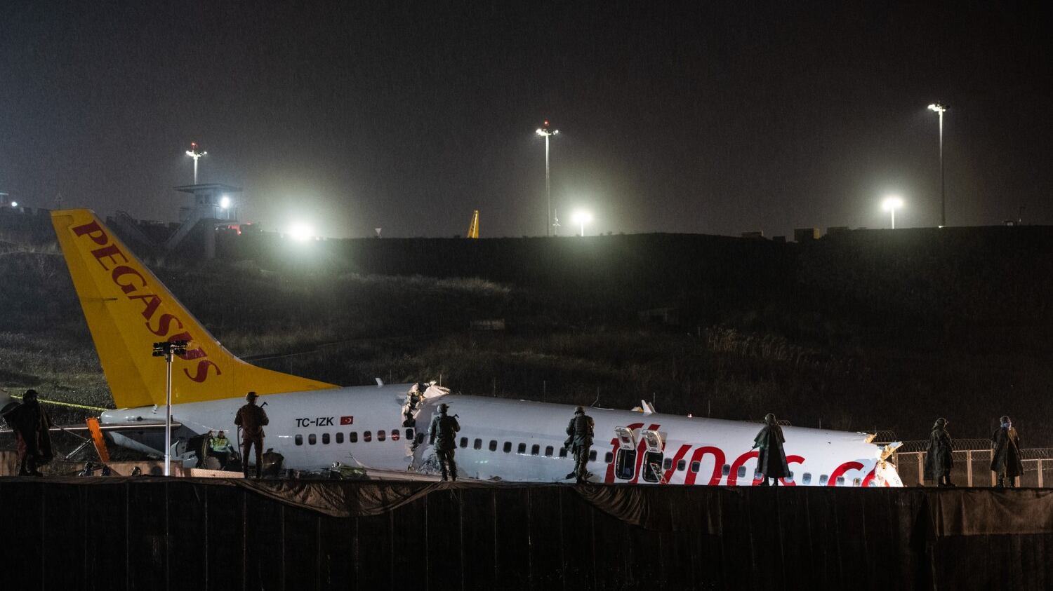 Inferno all'atterraggio: aereo spezzato e in fiamme. Feriti in 120, piloti gravi