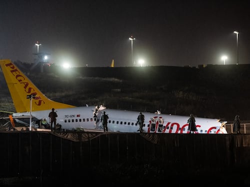 Inferno all'atterraggio: aereo spezzato e in fiamme. Feriti in 120, piloti gravi