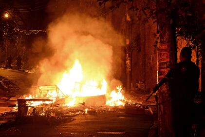 Rio, la polizia uccide un balleri: la favela brucia 15