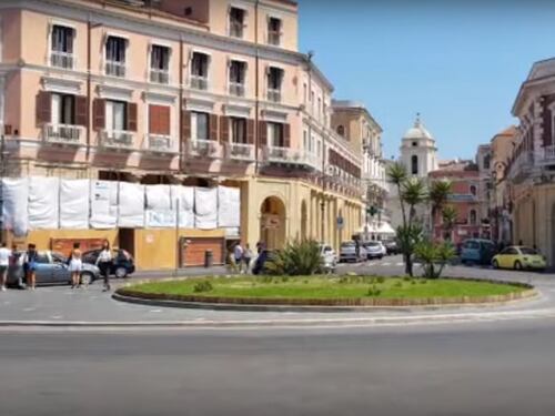 Crotone, nigeriano molesta passanti e aggredisce agenti: arrestato