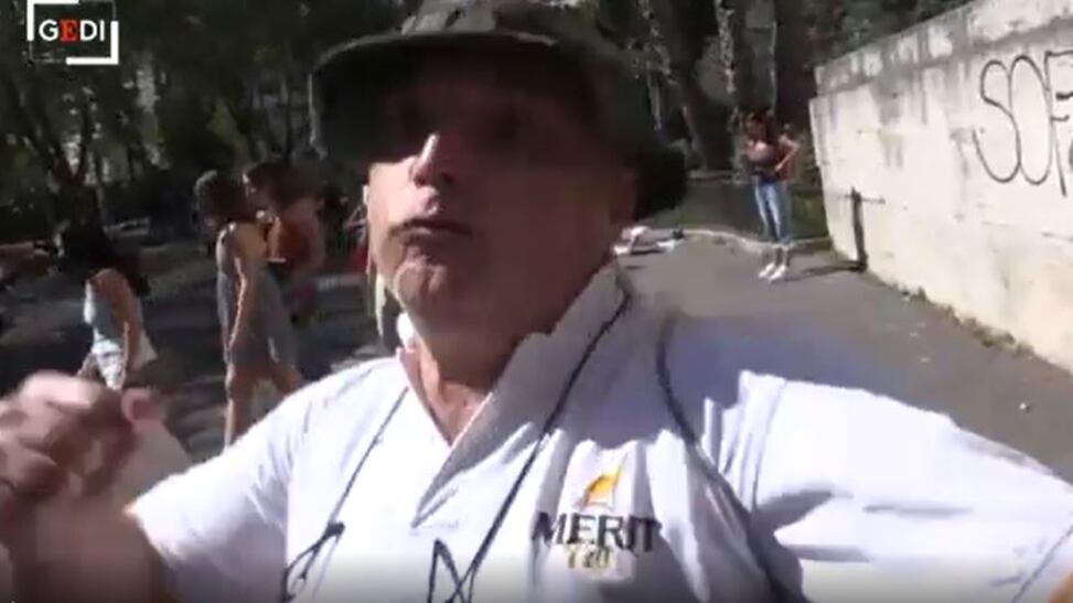 "Ti taglio la gola". Poi il no pass pesta il giornalista