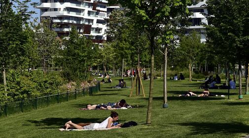 Temperature bollenti a Milano. Si prende il sole ai giardini di Citylife 5
