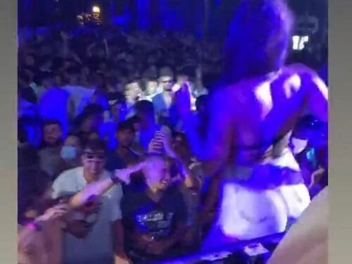 L'ultima notte delle discoteche tra assembramenti e poche mascherine