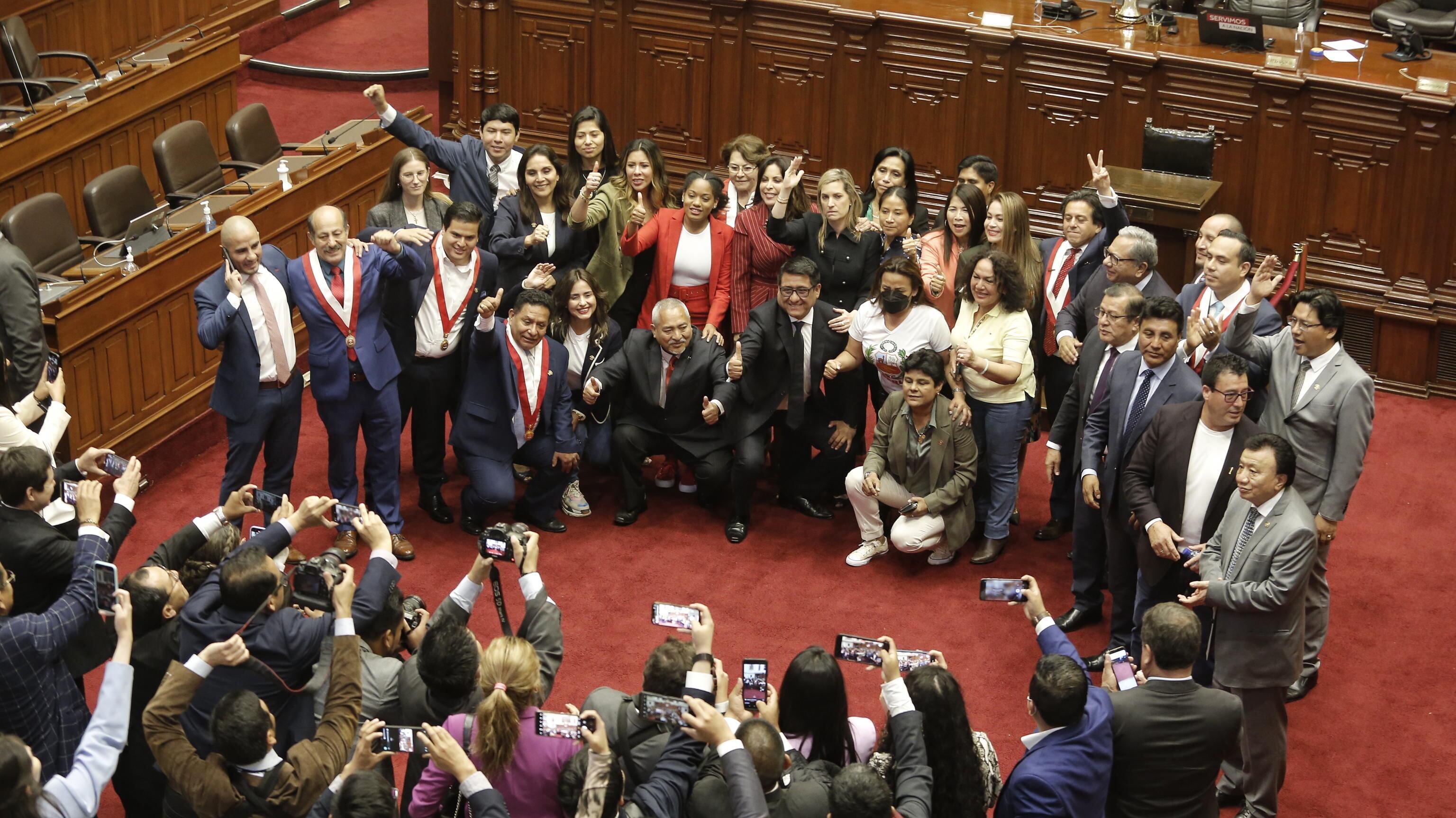 Castillo scioglie il Parlamento. Golpe rosso fallito: arrestato