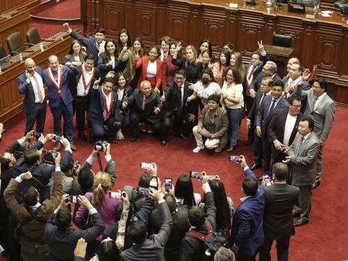 Castillo scioglie il Parlamento. Golpe rosso fallito: arrestato