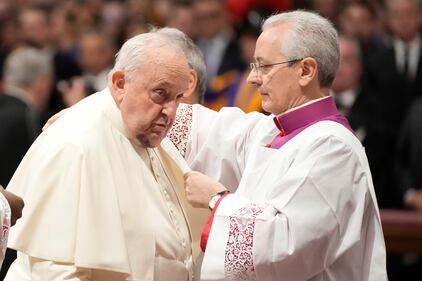 Papa Francesco, le immagini che allarmano i fedeli: al Concistoro con un vistoso ematoma, le foto 5