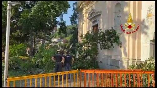Albero cade davanti alla chiesa di San Pietro a Luino: 8 feriti, di cui 2 gravi 3