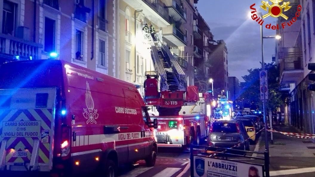 Incendio in un palazzo, trovato un cadavere. È di un 60enne ucciso prima a coltellate
