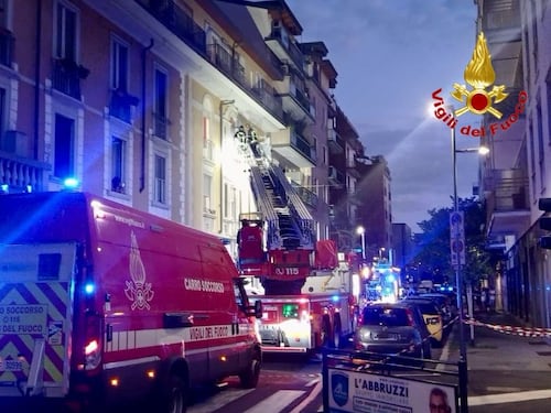 Incendio in un palazzo, trovato un cadavere. È di un 60enne ucciso prima a coltellate