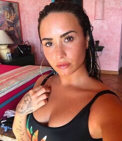 Demi Lovato sensuale in piscina 2