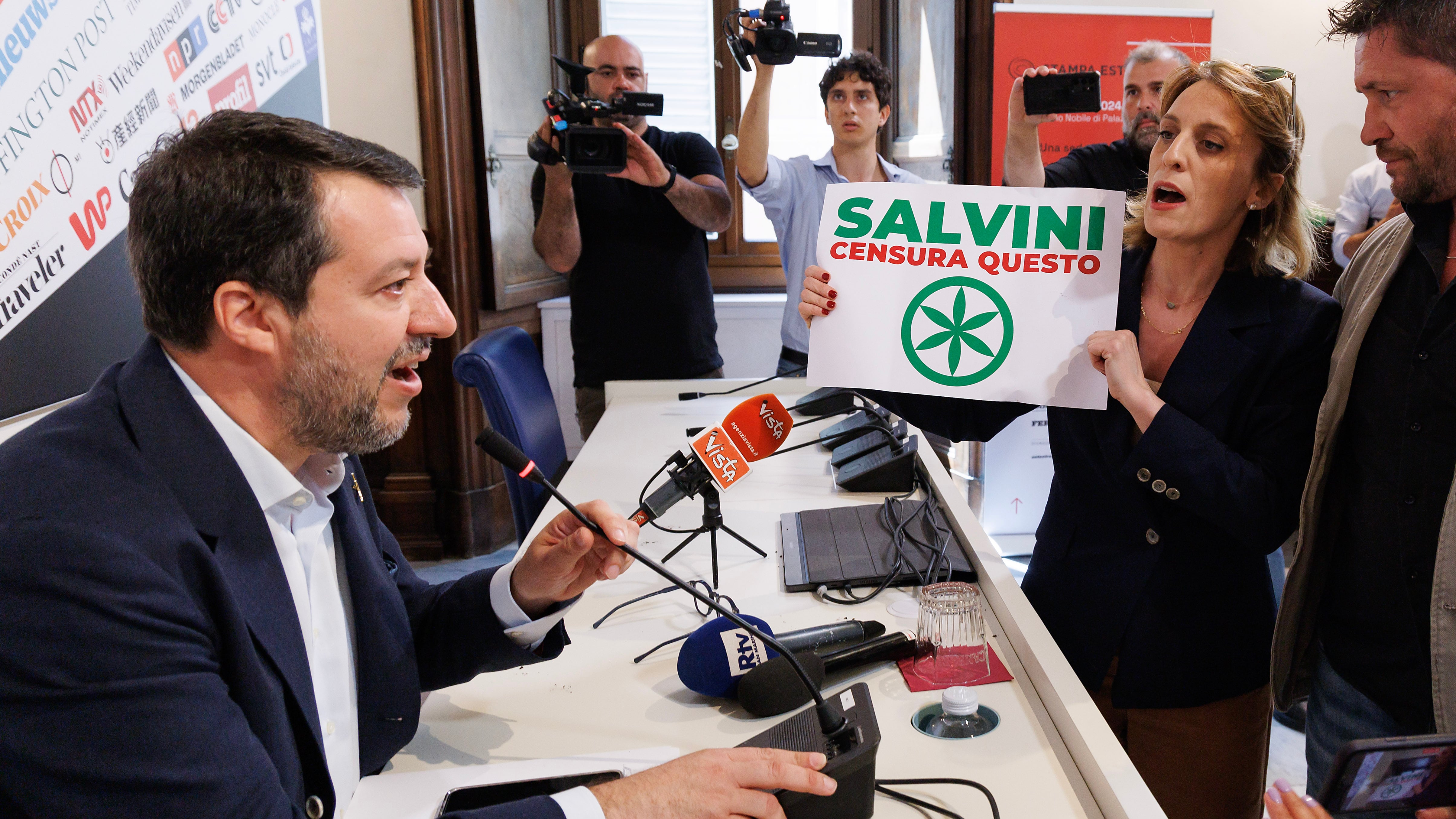 Regala a Salvini una pianta di marijuana, ma lui la spezza: "La droga è morte"