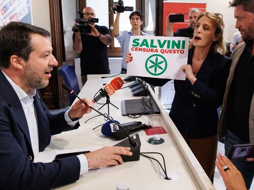 Regala a Salvini una pianta di marijuana, ma lui la spezza: "La droga è morte"