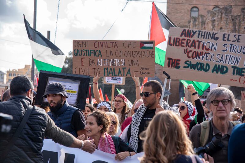 "Israele criminale". Ecco i cartelli della vergogna in piazza a Roma 3