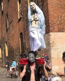 Manichino con la Madonna a seno nudo 5