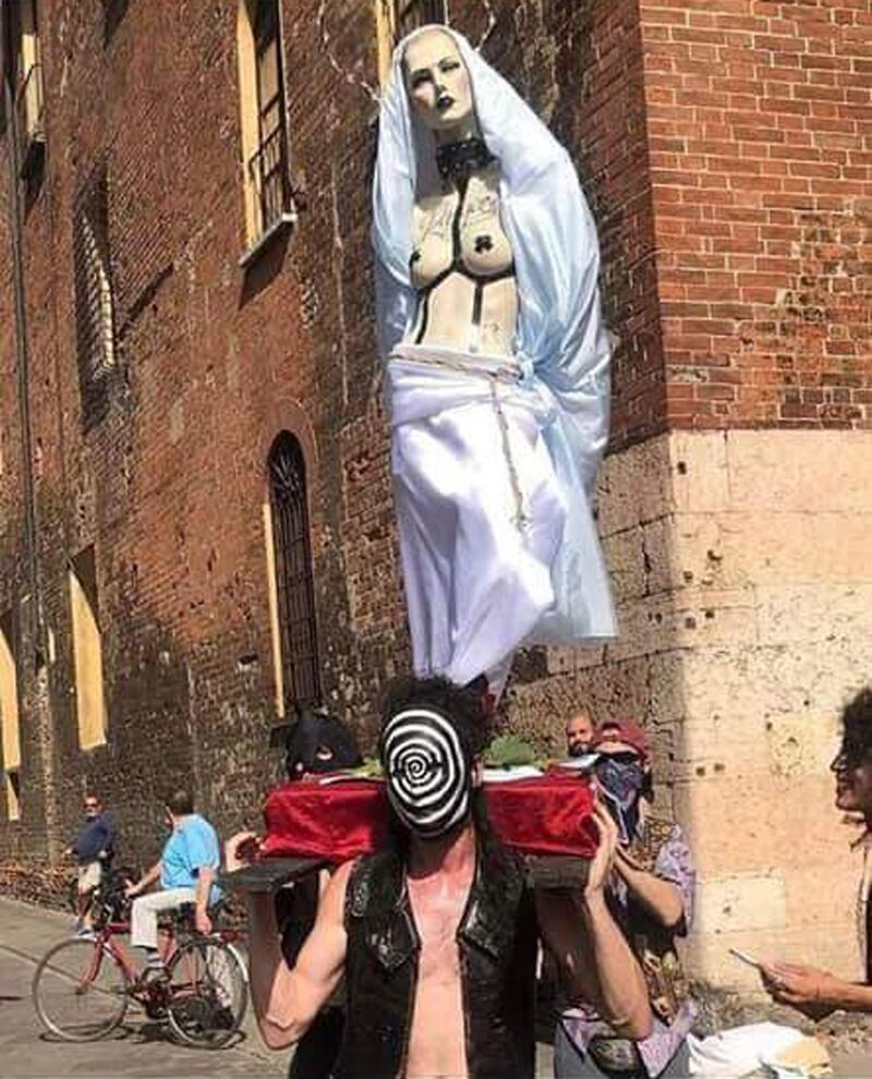 Manichino con la Madonna a seno nudo 5